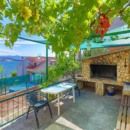 Stunning Home In Okrug Donji With Kitchenette *