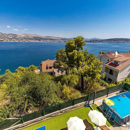 Stunning Home In Okrug Donji With Kitchenette Holiday home *