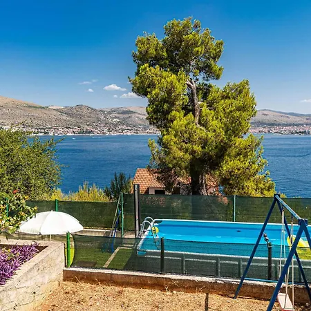 Stunning Home In Okrug Donji With Kitchenette Holiday home *