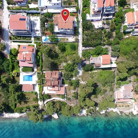Stunning Home In Okrug Donji With Kitchenette Holiday home *