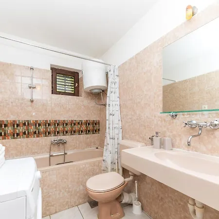 Stunning Home In Okrug Donji With Kitchenette