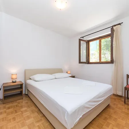 Stunning Home In Okrug Donji With Kitchenette Donji Okrug (Ciovo)