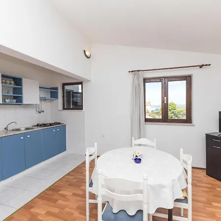 Stunning Home In Okrug Donji With Kitchenette *